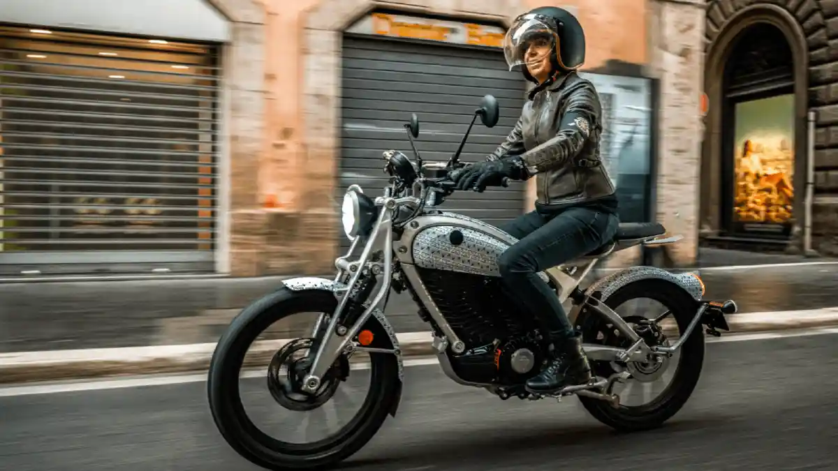 Royal Enfield Flying Flea C6 Electric Bike Spotted on Roads for the First Time at Rome Marathon